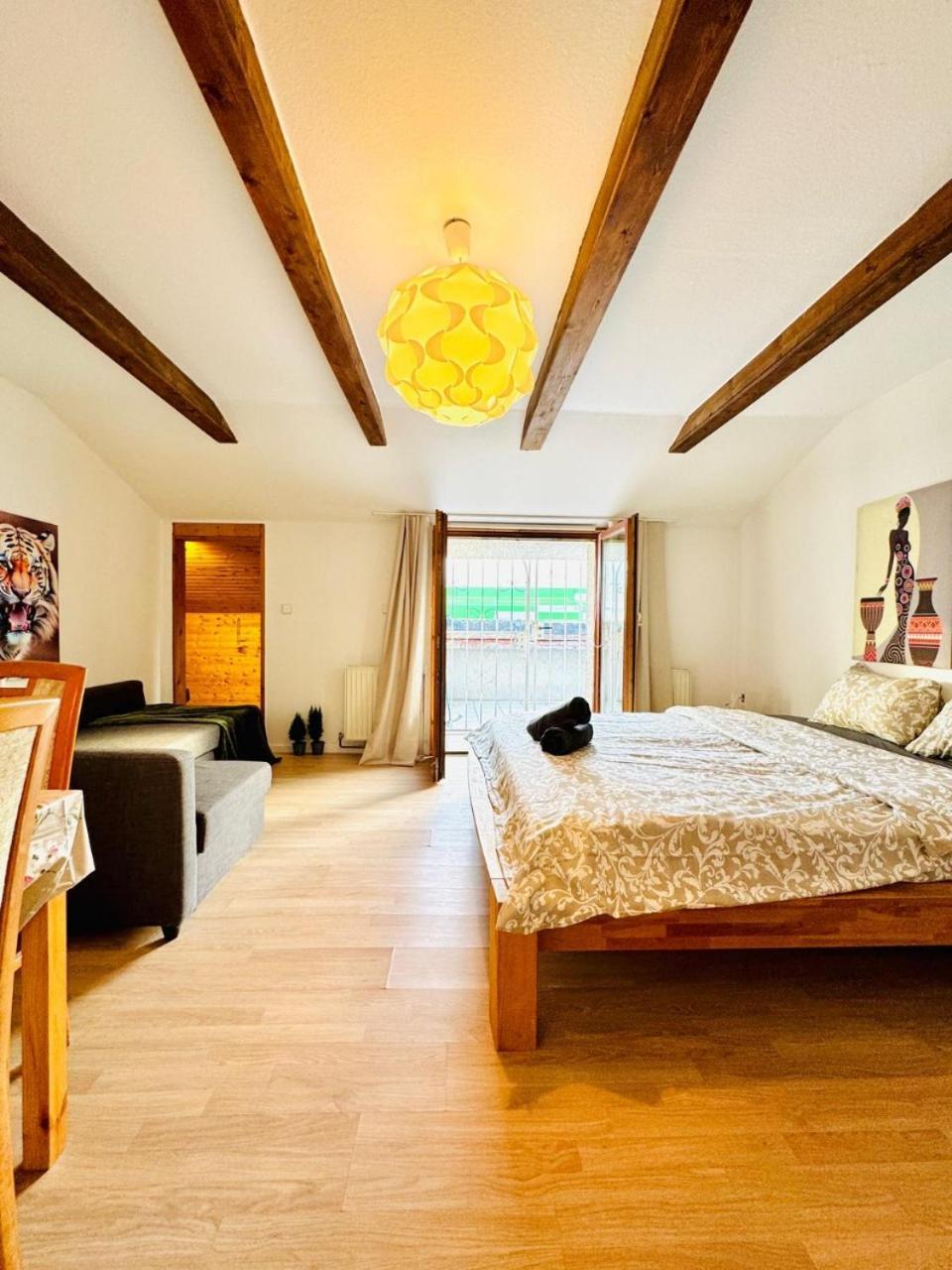 Appartement Cozy In A For Groups, 16-mins To Blumengaerten