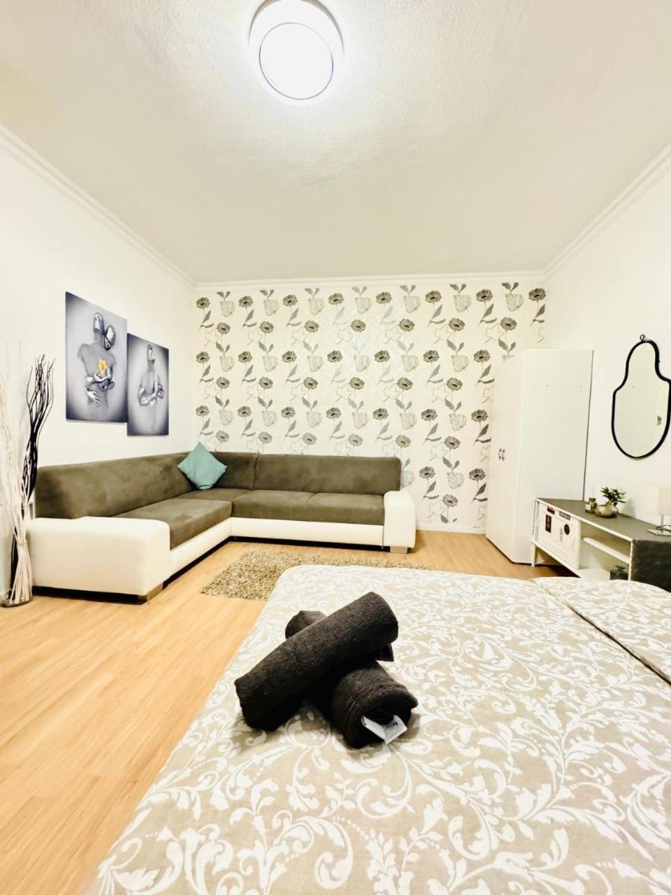 Cozy In A For Groups, 16-mins To Blumengaerten Appartement